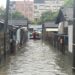 豪雨灌巷弄　警消攜手協助居民撤離守護安全