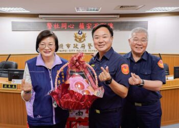 警察節前夕 新北社會局贈蘋果表謝意 期許警社繼續攜手守護市民 7 警察節前夕 新北社會局贈蘋果表謝意 期許警社繼續攜手守護市民