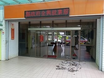 誤撞玻璃門血流不止　警消即時救援助送醫