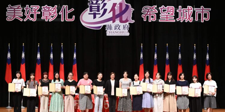 彰化縣表揚學校護理人員 守護學童健康從校園扎根 1 25 20260529133804979 衛生局 表揚護理人員大合照01DSC 0585 scaled 1