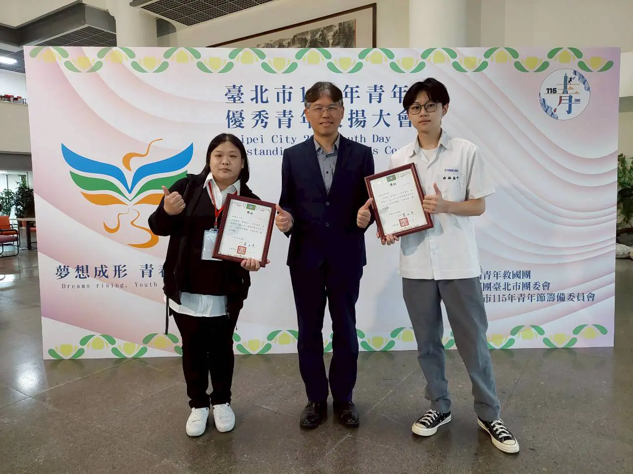 看見南港人的韌性與影響力 南港高中顏辰軒、陳蘭桂雙雙榮獲優秀青年殊榮 1 2f66e2c8 0712 4c1b 8b08 b2293955fbc7