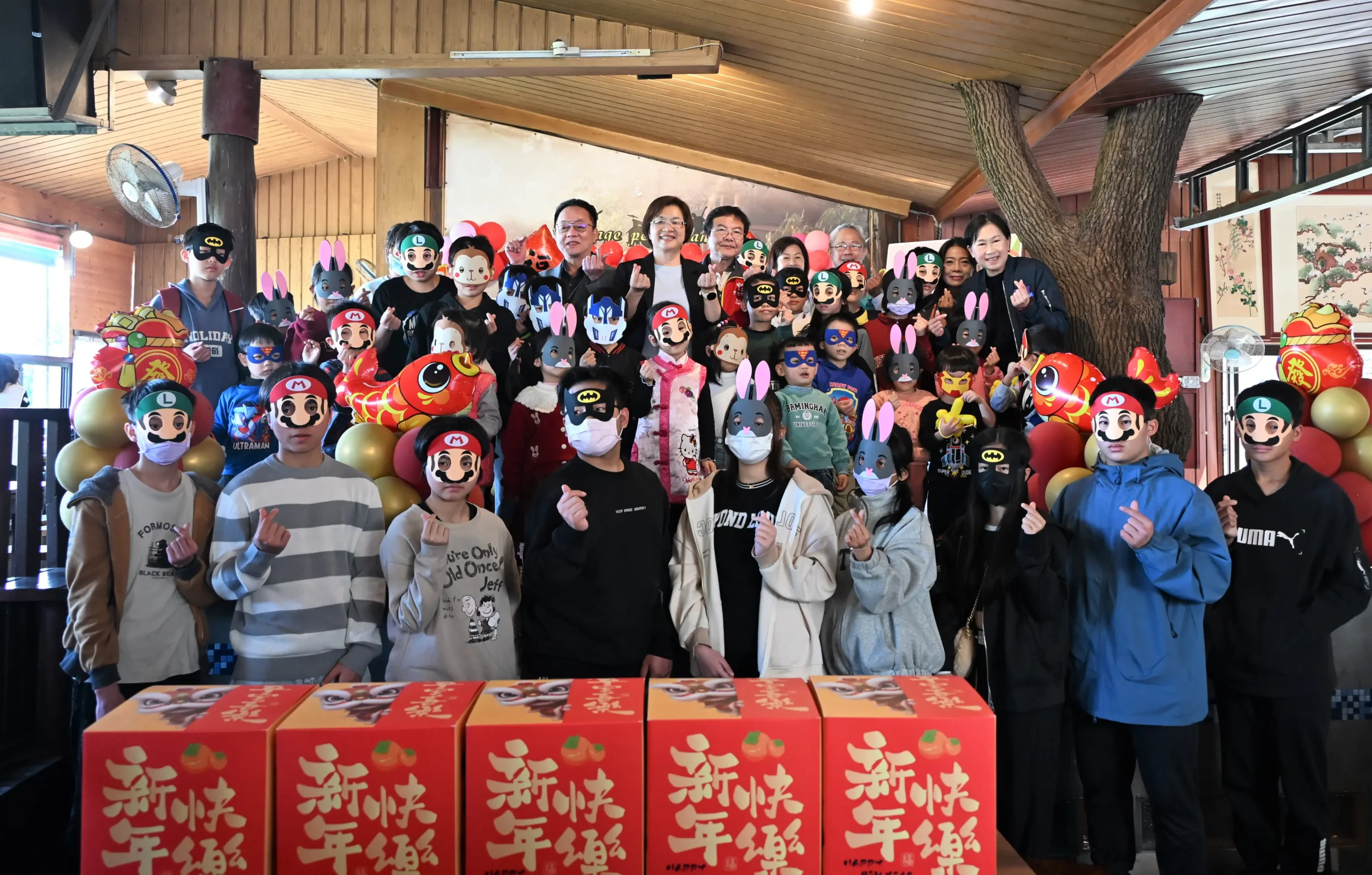 與縣長媽媽有約歲末圍爐 陪伴48位孩子共聚溫馨時光 1 與縣長媽媽有約歲末圍爐 陪伴48位孩子共聚溫馨時光