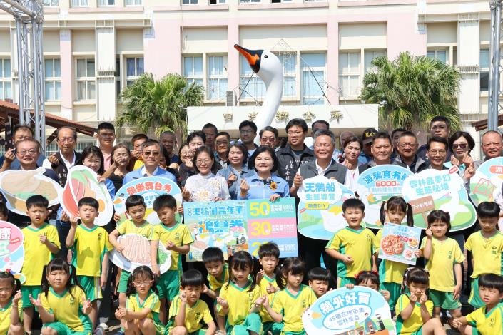 天鵝湖嘉年華4月3-12日口湖椬梧滯洪池盛大登場 張麗善縣長:8米天鵝打卡亮點 千萬別錯過 1 4e17c06b 4116 4e46 9100