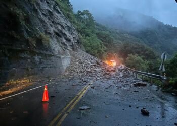 「台14線86.6公里處土石坍方」警方派員於道路兩側管制　維護民眾安全