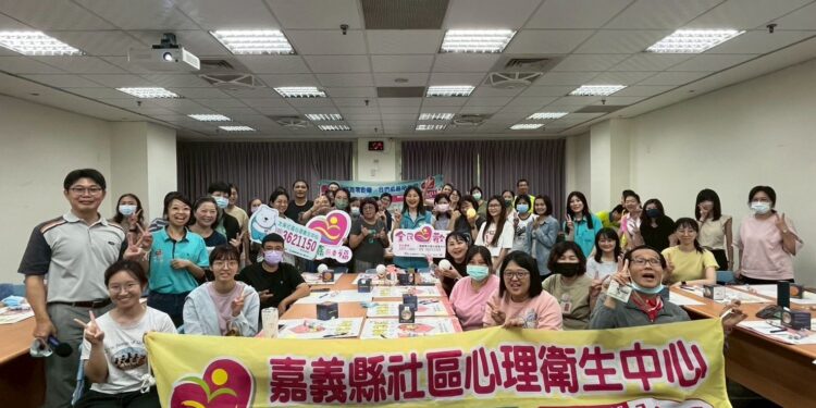 點亮職場心能量!嘉義縣衛生局以夜燈彩繪陪伴員工紓壓療心 1 61 1