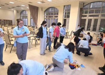CPR+AED訓練與考試日　蘭陽仁愛之家同仁認真上課實際操作　為長者安全多一份準備