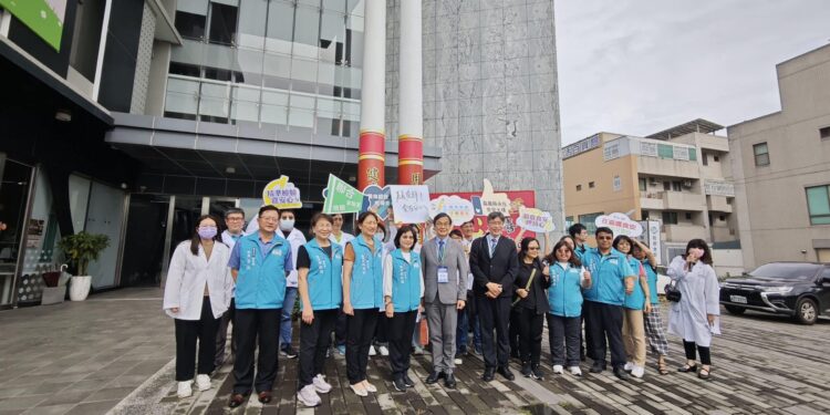 食藥署長姜至剛視察永在食安大樓 肯定嘉縣檢驗防護力 1 75 scaled 1
