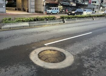 豪雨釀禍！北市污水人孔蓋位移　3車輪胎受損　衛工處急修復並允賠償
