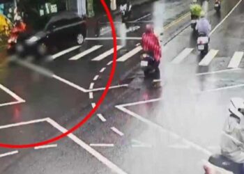 轎車右轉擦撞同向機車 騎士重傷送醫不治 7 轎車右轉擦撞同向機車 騎士重傷送醫不治