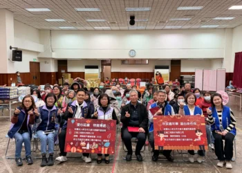 新北市文豪基金會攜手企業送暖　捐贈年節物資關懷三重弱勢