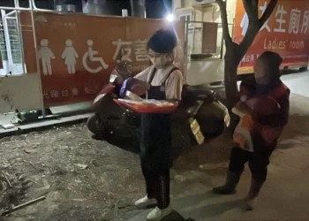燈會攤販深夜送暖　為燈會清潔員遞上美味消夜