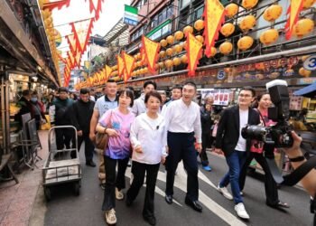 盧秀燕返鄉基隆奠濟宮贈匾　謝國樑陪逛廟口嚐小吃