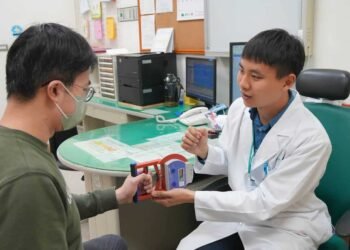 跨越語言的聽診器：許明恩醫師自學移工母語　讓職業傷病不再「有口難言」