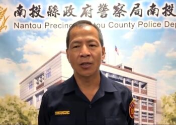 南投市南崗二路發生砂石車與重機車擦撞後　連續撞擊路邊停放之6部自小客車之交通事故