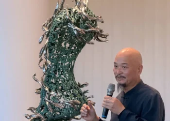 「美麗傳說 從港出發 – 許文融大師　於高雄港旅運中心揭幕雕塑《美麗傳說》　現場揮毫引領國風之美」