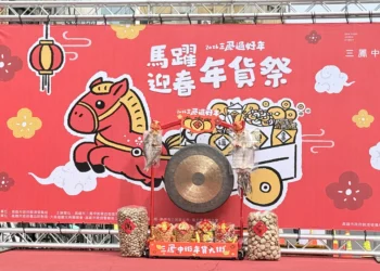 高雄過好年開跑　陳其邁三鳳中街拜早年　發馬年限定小紅包