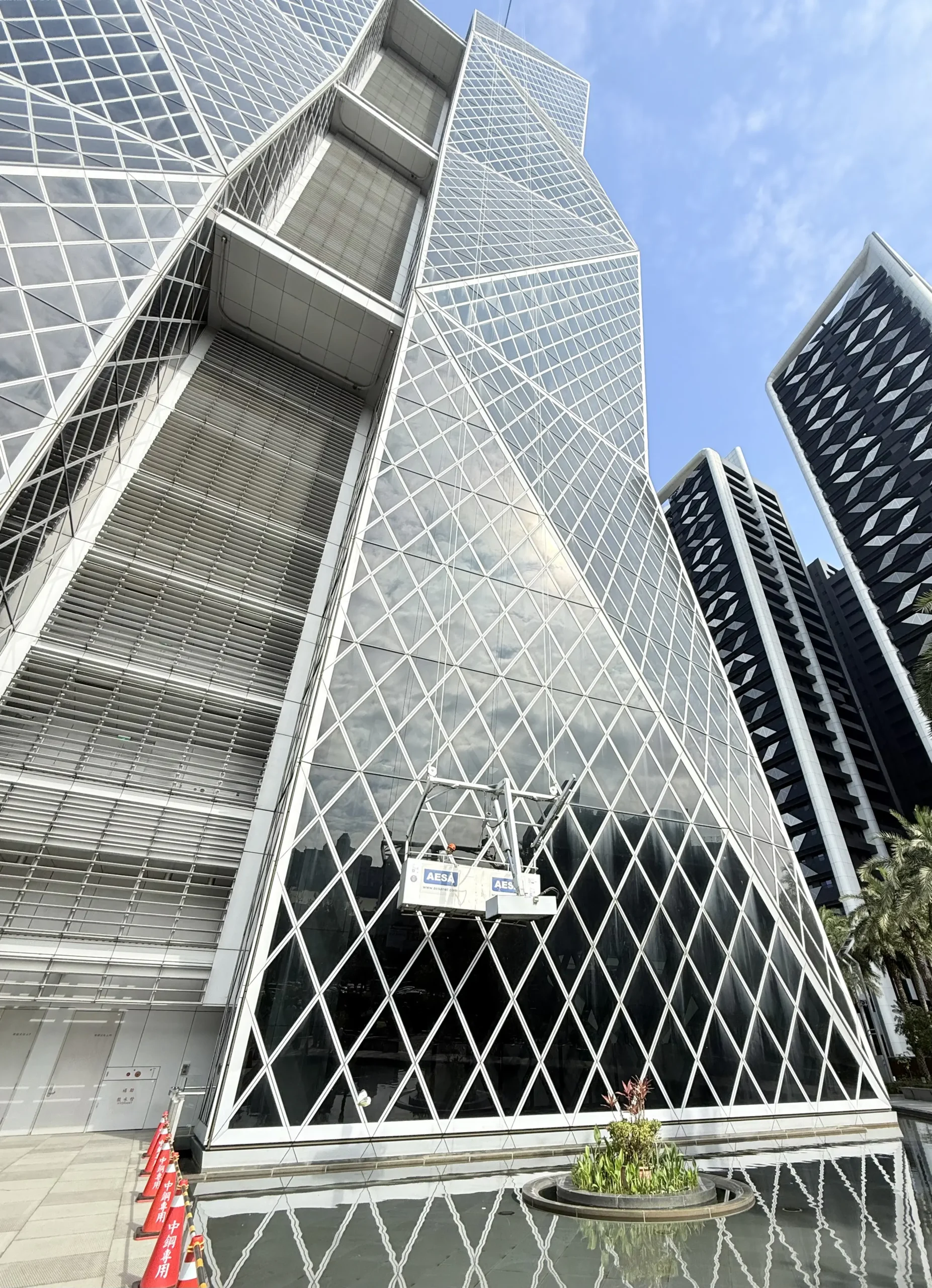 勞工局於中鋼總部 舉辦大樓外牆清洗作業安全觀摩 1 勞工局於中鋼總部 舉辦大樓外牆清洗作業安全觀摩