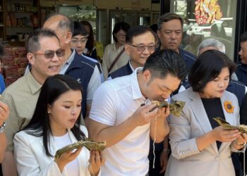 一吃就愛上！蔣萬安、張麗善合體推廣「產銷履歷花生粽」