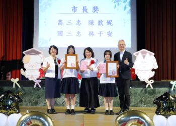 畢業50年重返母校　黃敏惠憶青春歲月勉宏仁學子勇敢追夢