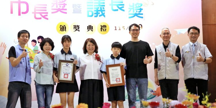 嘉義市表揚優秀畢業生 黃敏惠:人才是城市最珍貴資產 1 IMG 4337