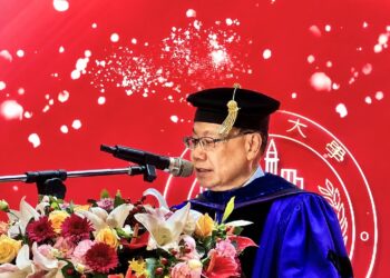 創校25周年畢業典禮 亞大校長蔡進發：站上AI革命起點，請勇敢奔跑