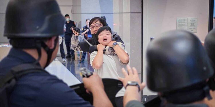 隨機攻擊挾持人質太逼真 北市警偕多機關聯手反恐演練 1 IMG 4357