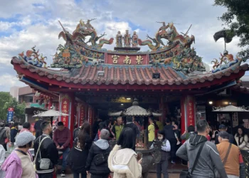 鴻海「錢媽媽」黃秋蓮率領事業群回竹山紫南宮參拜土地公　祈求新年財運亨通