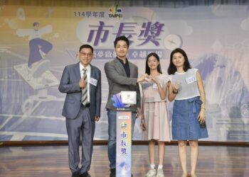 頒市長獎勉勵畢業生 蔣萬安:聰明是天賦、善良是選擇 8 頒市長獎勉勵畢業生 蔣萬安:聰明是天賦、善良是選擇