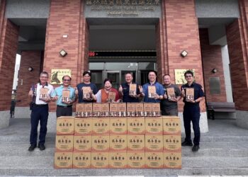 慶祝警察節！西螺在地企業「瑞春醬油」致贈禮盒慰勉西螺波麗士辛勞