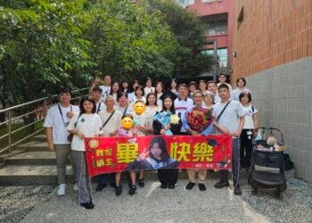 25位家人加毛孩總動員！暨大國企系畢業生張彧萌　獲最強應援團見證成長