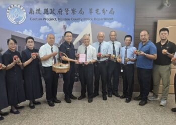 粽情義深傳祝福　草屯慈濟端午前慰問警消  