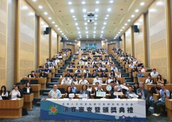 國立暨南國際大學聯手附屬高中組成跨學制團隊 以原鄉文化永續數位創新勇奪全國競賽雙獎 12 國立暨南國際大學聯手附屬高中組成跨學制團隊 以原鄉文化永續數位創新勇奪全國競賽雙獎