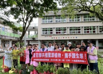 龍興國小、茂管處與永日化學　產官學攜手護生態　共植蜜源植物　築起紫斑蝶遷徙廊道