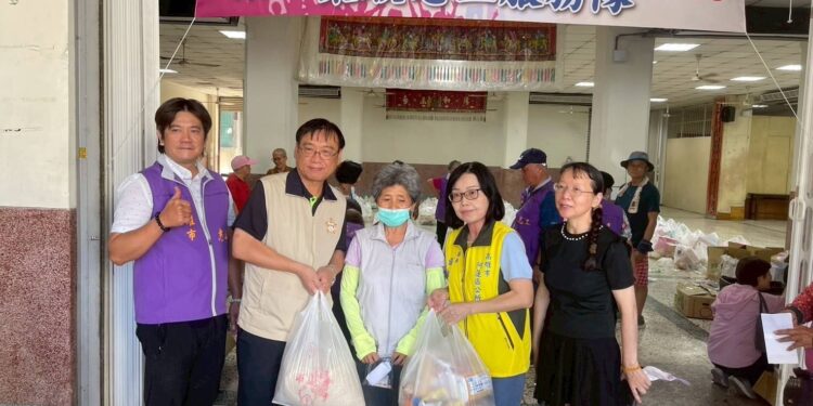 高雄市榮服處榮欣志工大隊 攜手王吟妃師姐愛心團隊 公益送暖關懷弱勢 1 IMG 8195