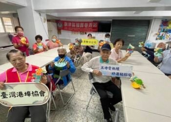「高港愛無限・好運龍粽來」　高雄港務分公司端午前夕赴旗津長照站　傳遞溫暖陪伴