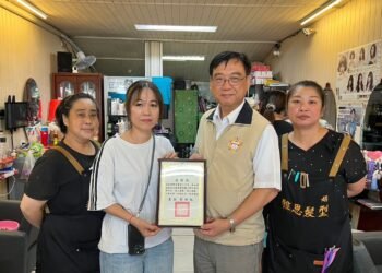 高雄市榮民服務處頒發感謝狀 表彰熱心協助榮民 9 高雄市榮民服務處頒發感謝狀 表彰熱心協助榮民