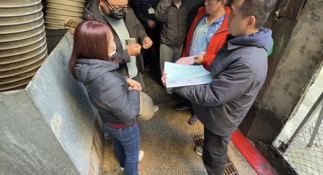 基隆廟口商圈側溝油污污染 環保局連兩日稽查開罰逾10萬元 1 IMG 8777 1