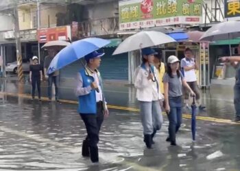 暴雨重創高雄　柯志恩勘查岡山、茄萣災情　慰問受災居民
