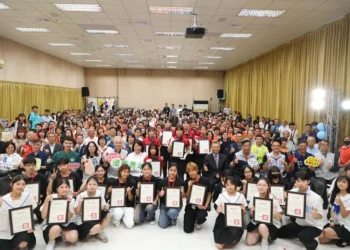 嘉義市表揚95位優秀青年　黃敏惠勉勵：以五大核心為後盾、勇敢逐夢