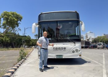 騎士自摔趴臥分隔島,大台南公車駕駛暖心協助撐傘報警
