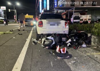 高雄轎車失控追撞機車　害２騎士喪命