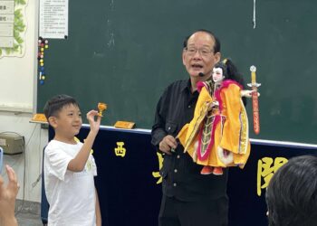 老松國小攜手樂齡長者共學布袋戲 代間營隊傳承百年掌中藝術