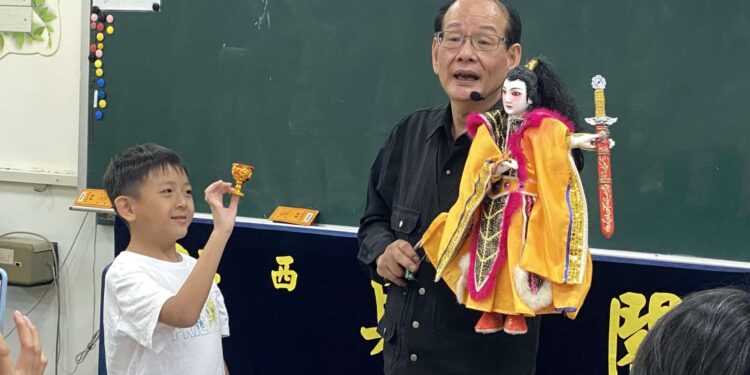老松國小攜手樂齡長者共學布袋戲 代間營隊傳承百年掌中藝術 1 cfb82612 cd99 49a2 996c 64ca8ff1a419 scaled 1