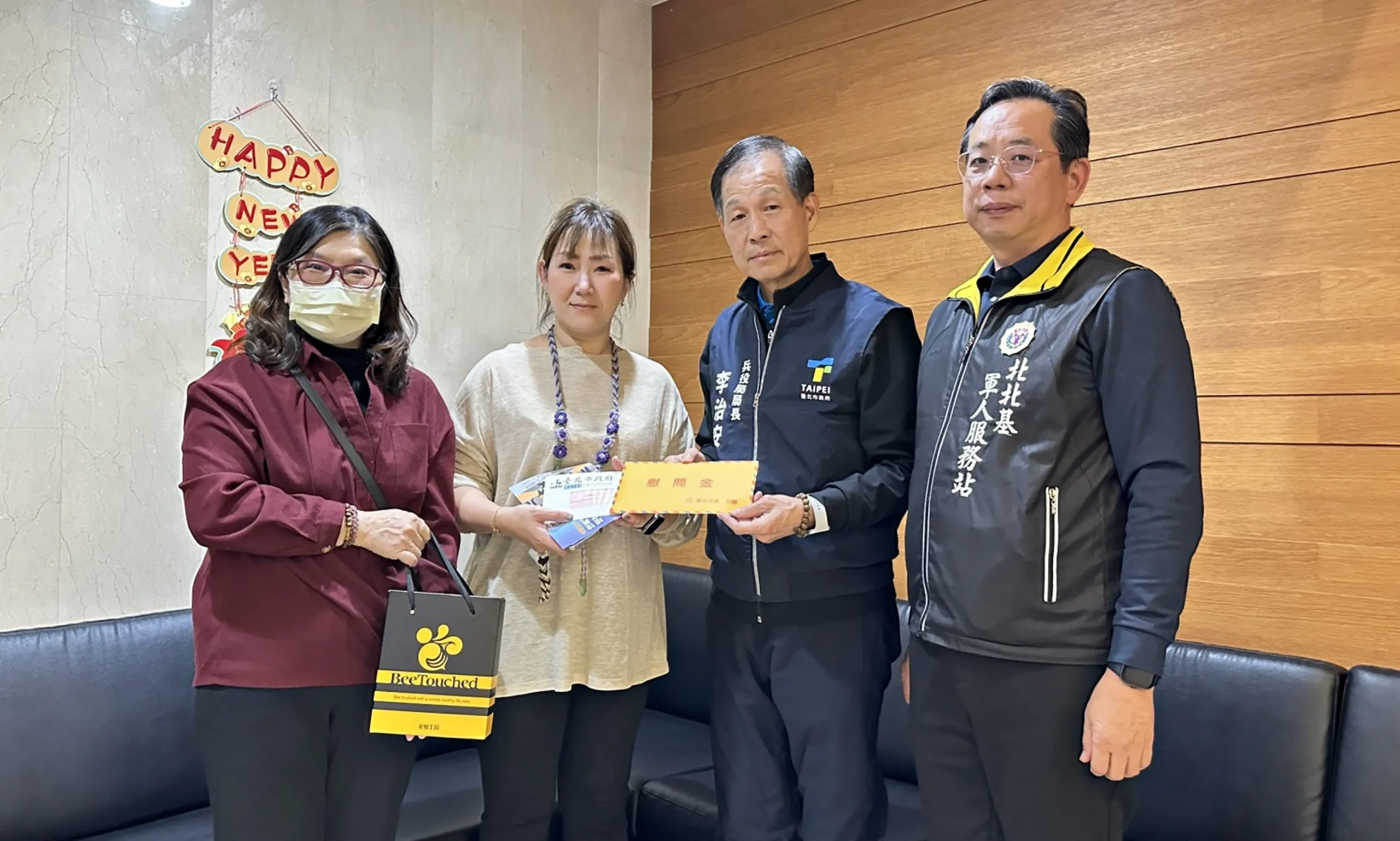 寒冬送暖、金馬送福 北市府春節前夕到府關懷役男家屬 1 寒冬送暖、金馬送福 北市府春節前夕到府關懷役男家屬