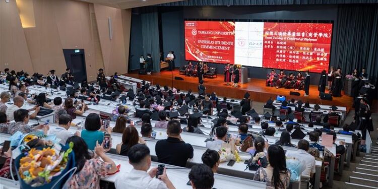 挺過學業與生活考驗 陳小雀祝福境外畢業生邁向寛廣舞台 1 waterimg 2 1