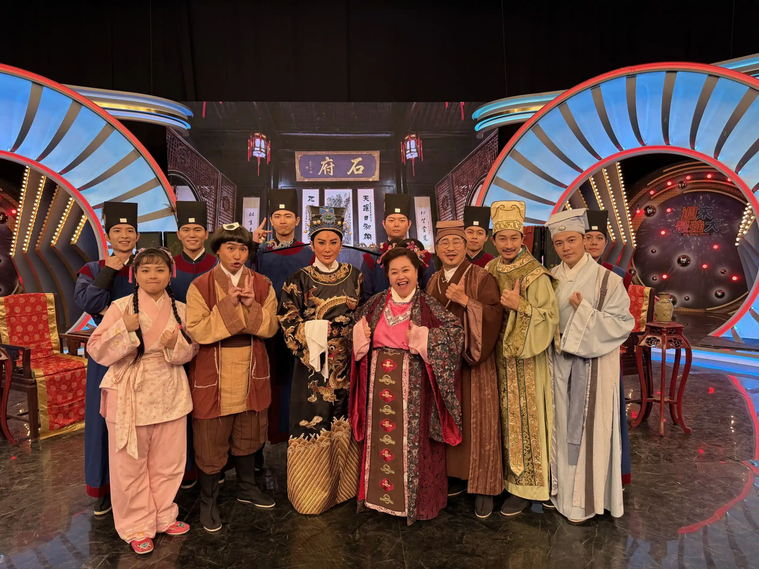 陳亞蘭 鍾欣凌視帝后拼戲 公堂大鬥法 1 「現代包青天」單元邀來《我的婆婆怎麼那麼可愛》原班人馬鍾欣凌右4、邱凱偉右2助陣