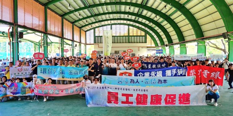 「醫企同心，ESG行動力全開」跨界聯合淨灘活動，由九大企業攜手響應，號召近千名同仁熱情參與，共同守護海岸環境，以實際行動落實永續發展理念 1 scaled 1