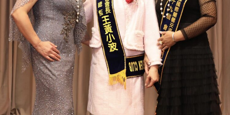 新竹國際蘭馨交流協會第29、30屆理事長交接 1 左起第30屆理事長藍玉雪創理事長王黃小波及第29屆理事長謝馥美 scaled 1