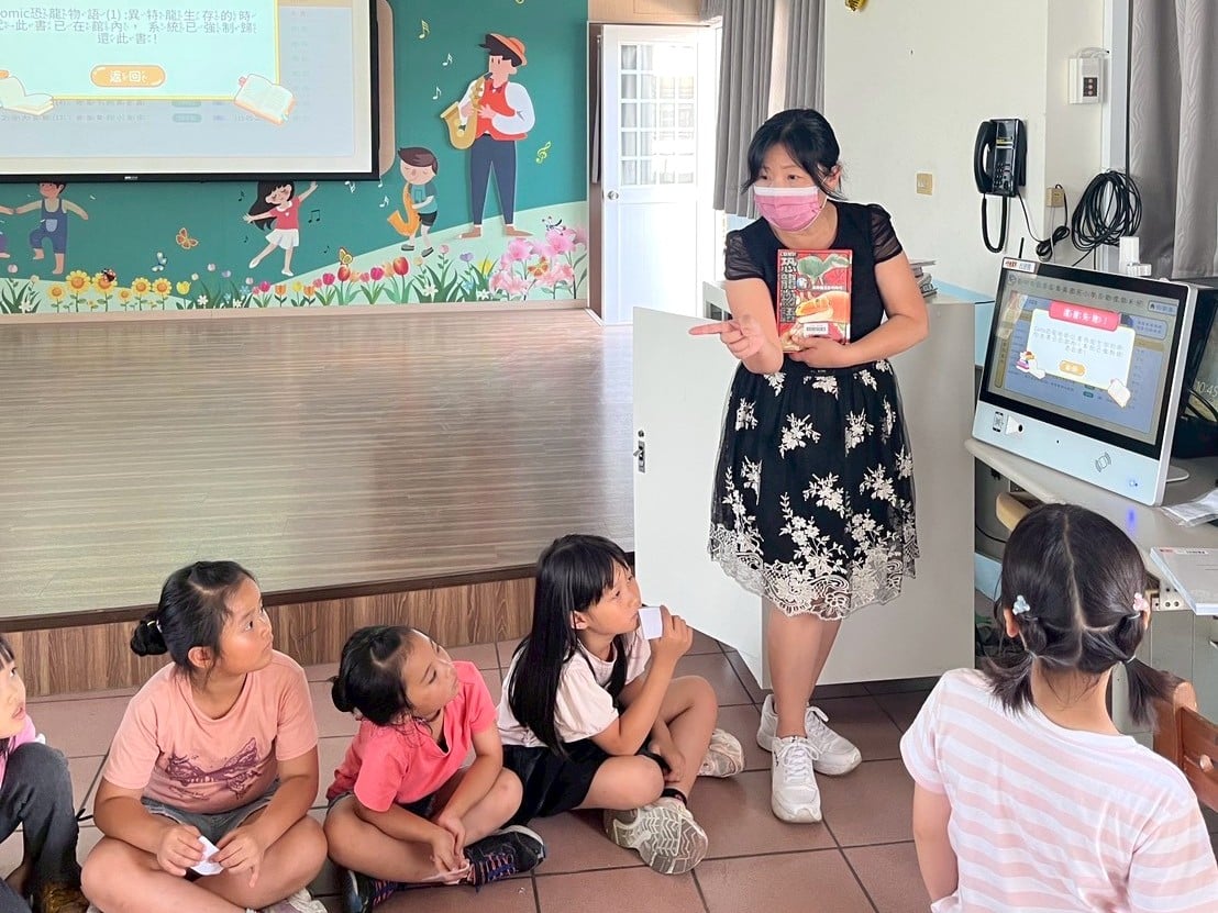 科技點亮閱讀力 中市攜手八方雲集打造AI智慧圖書館 2 教師向學生介紹ai智慧閱讀機功能