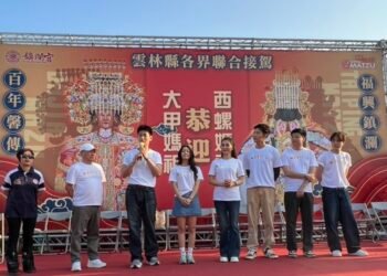 梁佑南 方琦母女凌晨三點熱血迎大甲媽 獲殊榮扛神轎 鑽轎底